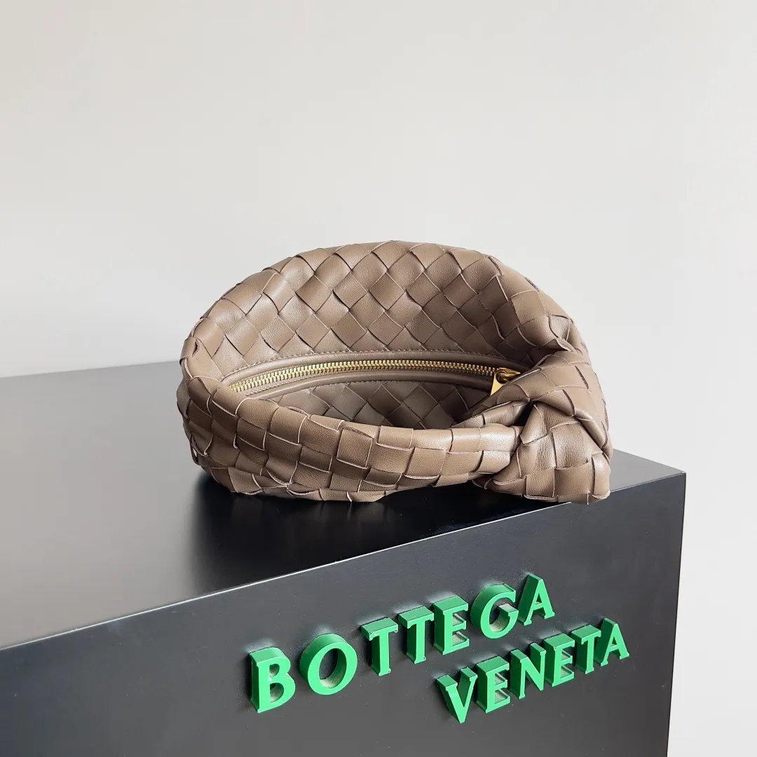 Batch 1120 Bottega veneta͙.——The latest woven knotted hobo🔥 The top-grade lambskin leather is very soft, the bag shape is unique, practical and durable. It retains the traditional woven elements while being a little more flamboyant ~ Made of hand-woven sheepskin, zipper opening and closing, curved seamless structure, effortless to match. Highly recommended⚠️⚠️⚠️ The highest-end in the market🌈 Welcome to compare [all shipped from the factory with a full set of packaging] size: 23x15x5cm.   Model: 651876